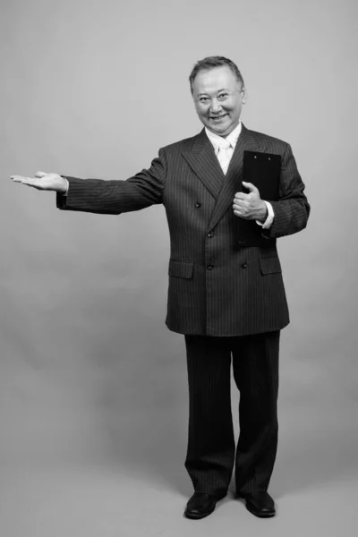 Studio Shot Mature Asian Businessman Holding Clipboard Gray Background Black — Foto Stock