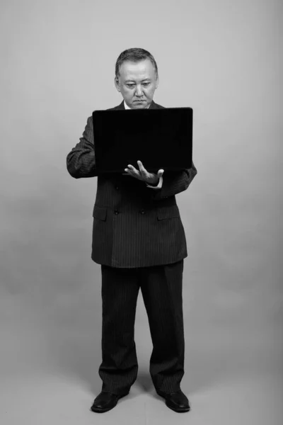 Studio Shot Mature Asian Businessman Laptop Gray Background Black White — Fotografia de Stock