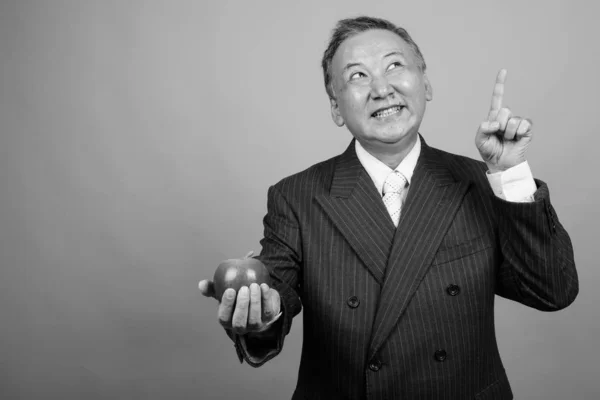 Studio Shot Mature Asiatique Homme Affaires Tenant Pomme Sur Fond — Photo