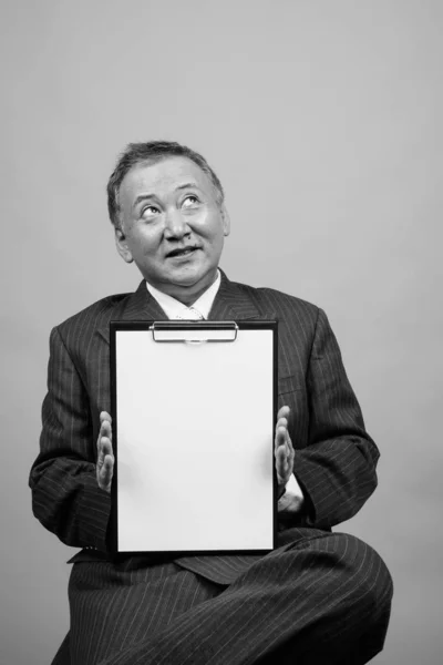 Studio Shot Mature Asian Businessman Holding Clipboard Gray Background Black —  Fotos de Stock