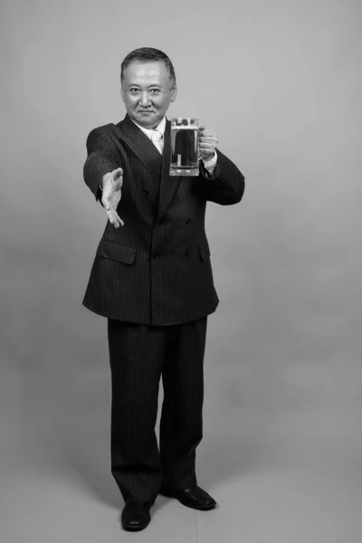 Studio Shot Van Volwassen Aziatische Zakenman Met Glas Bier Tegen — Stockfoto