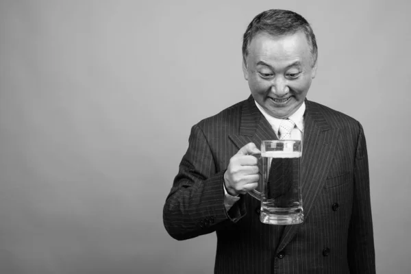 Studio Shot Van Volwassen Aziatische Zakenman Met Glas Bier Tegen — Stockfoto