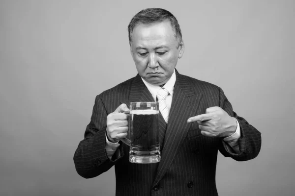 Plan Studio Homme Affaires Asiatique Mature Tenant Verre Bière Sur — Photo