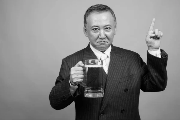 Studio Shot Van Volwassen Aziatische Zakenman Met Glas Bier Tegen — Stockfoto