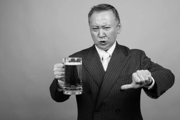 Studio Shot Van Volwassen Aziatische Zakenman Met Glas Bier Tegen — Stockfoto