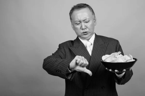 Studio Shot Van Volwassen Aziatische Zakenman Holding Bowl Van Aardappel — Stockfoto