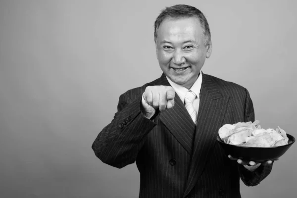 Studio Shot Van Volwassen Aziatische Zakenman Holding Bowl Van Aardappel — Stockfoto