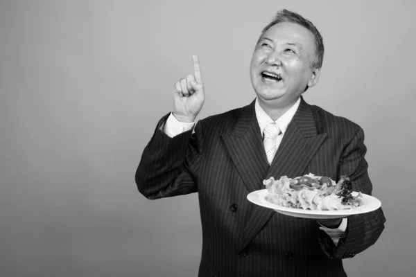 Studio Shot Mature Asiatique Homme Affaires Tenant Assiette Salade Sur — Photo