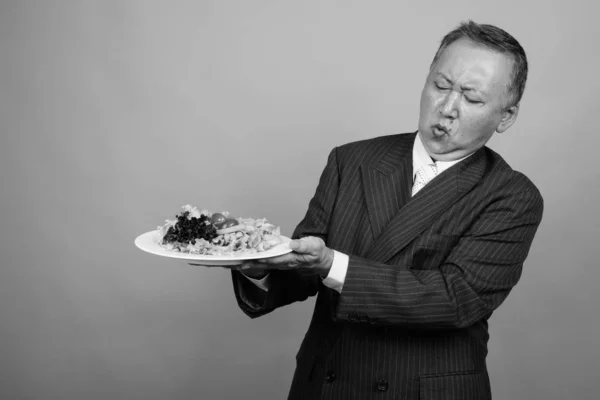 Studio Shot Van Volwassen Aziatische Zakenman Holding Plaat Van Salade — Stockfoto