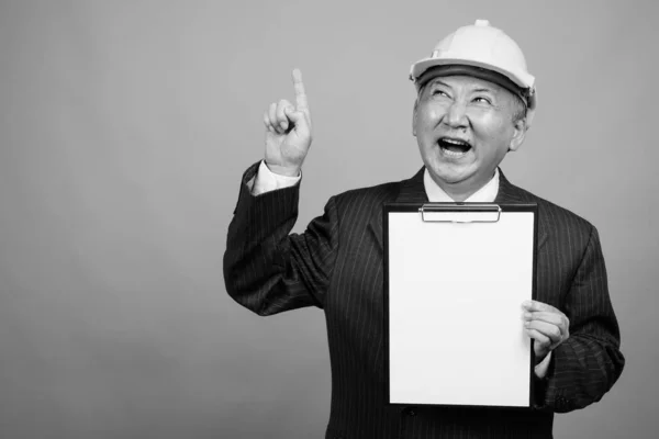 Studio Shot Mature Asian Businessman Engineer Hardhat Gray Background Black — Stockfoto