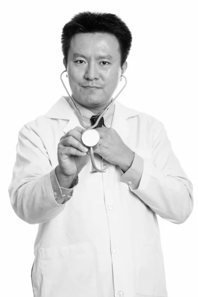 Студія постріл з японським людини лікаря за допомогою стетоскопа — стокове фото