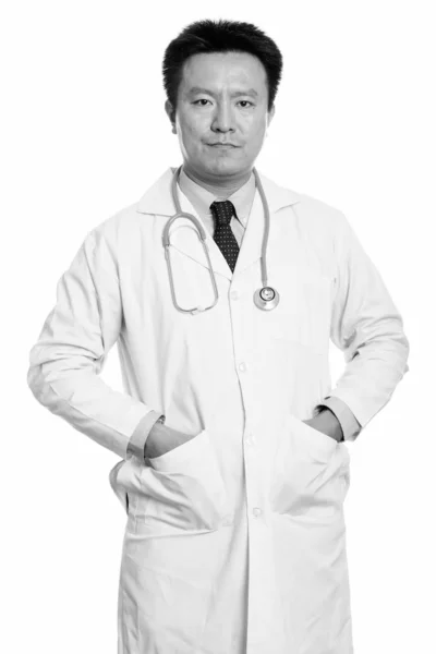 Studioaufnahme eines japanischen Arztes in Schwarz und Weiß — Stockfoto