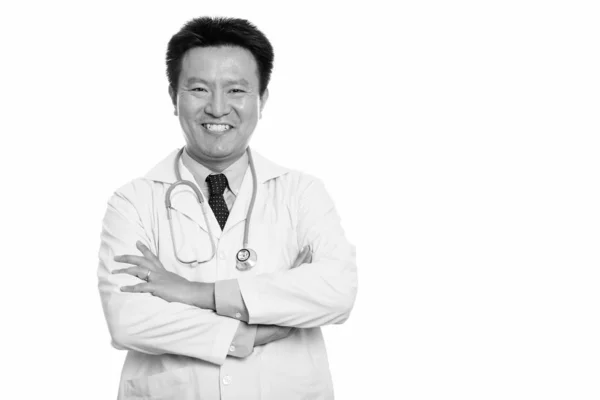 Glücklicher japanischer Arzt lächelt mit verschränkten Armen — Stockfoto