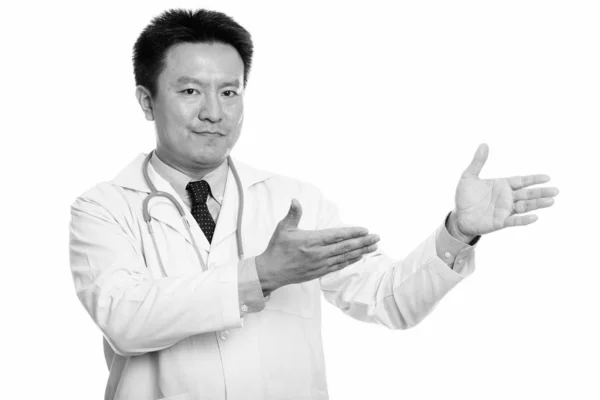 Estúdio tiro de homem japonês médico mostrando algo — Fotografia de Stock