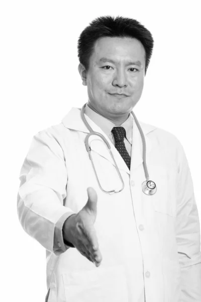 Studioaufnahme eines japanischen Arztes beim Händeschütteln — Stockfoto