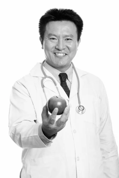 Mutlu Japon doktor Kırmızı elma tutarken gülümseyen adam — Stok fotoğraf