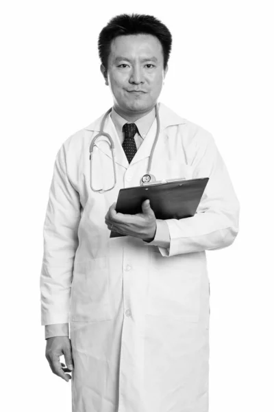 Estudio de hombre japonés médico sujetando portapapeles —  Fotos de Stock