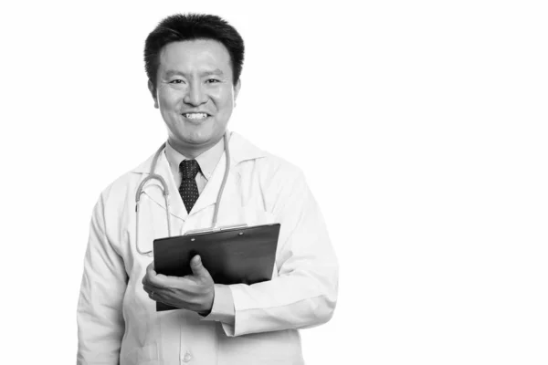 Feliz japonês homem médico sorrindo e segurando prancheta — Fotografia de Stock
