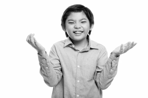 Studio shot van gelukkig leuke Japanse jongen lachend en schouderophalend — Stockfoto