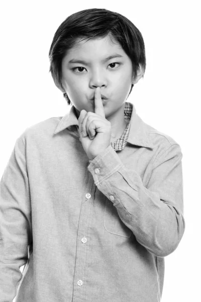 Studio βολή του χαριτωμένο ιαπωνικό αγόρι με το δάχτυλο στα χείλη — Φωτογραφία Αρχείου