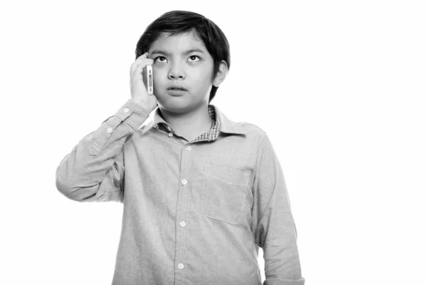 Studio ditembak lucu anak Jepang berbicara di telepon genggam sambil berpikir — Stok Foto