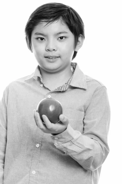影棚拍摄可爱的日本男孩抱着红红的苹果 — 图库照片