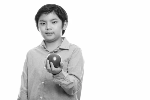 Estudio disparo de lindo japonés chico sosteniendo manzana roja —  Fotos de Stock