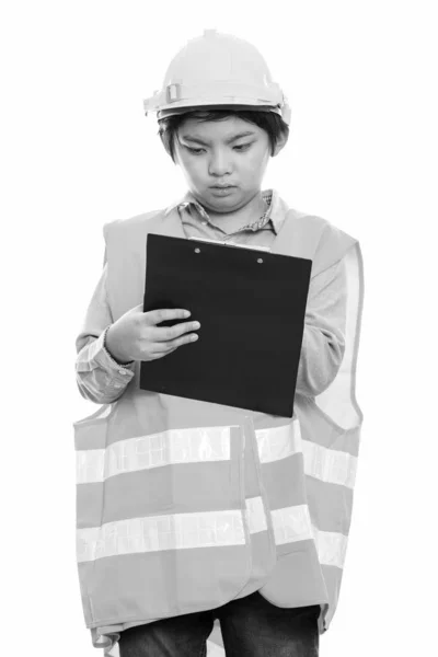 Studio skott av Söt japansk pojke byggnadsarbetare läsning på Urklipp — Stockfoto