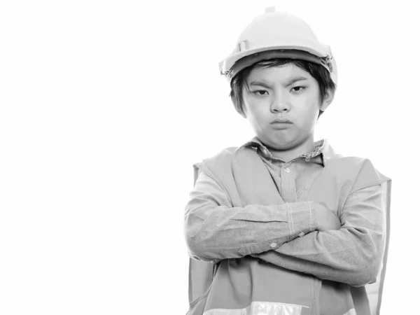Студийный снимок разгневанного японского мальчика строителя с скрещенными руками — стоковое фото
