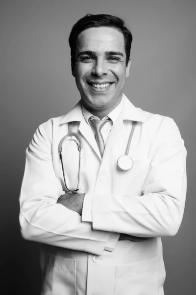 Estudio Hombre Persa Guapo Médico Sobre Fondo Gris Blanco Negro —  Fotos de Stock