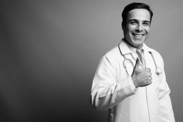 Studioaufnahme Eines Gutaussehenden Persischen Arztes Vor Grauem Hintergrund Schwarz Weiß — Stockfoto