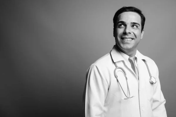 Studioaufnahme Eines Gutaussehenden Persischen Arztes Vor Grauem Hintergrund Schwarz Weiß — Stockfoto