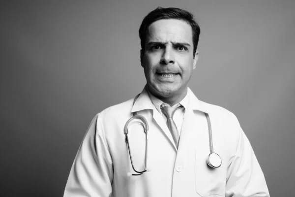 Studio Shot Beau Persan Homme Médecin Sur Fond Gris Noir — Photo