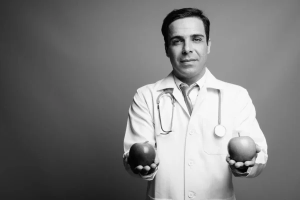 Studio Shot Beau Persan Homme Médecin Sur Fond Gris Noir — Photo