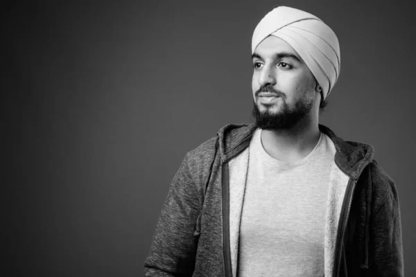 Studioaufnahme Eines Jungen Bärtigen Indischen Sikh Mannes Mit Jacke Vor — Stockfoto