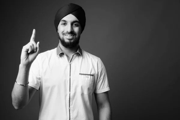 Estúdio Tiro Jovem Barbudo Indiano Sikh Homem Vestindo Roupas Casuais — Fotografia de Stock