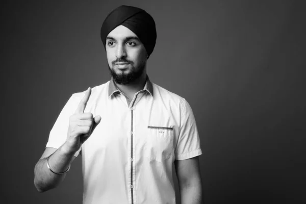 Studioaufnahme Eines Jungen Bärtigen Indischen Sikh Mannes Schicker Freizeitkleidung Vor — Stockfoto