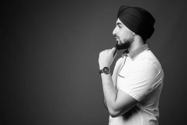 Studio Strzał Młody Brodaty Indyjski Sikh Człowiek Noszenie Inteligentne Ubrania — Zdjęcie stockowe