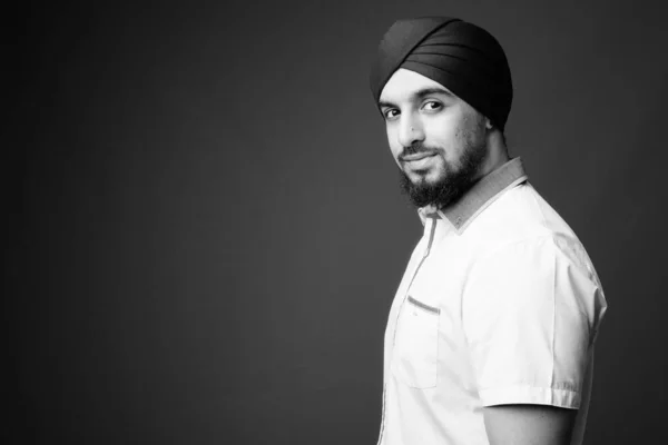 Estúdio Tiro Jovem Barbudo Indiano Sikh Homem Vestindo Roupas Casuais — Fotografia de Stock