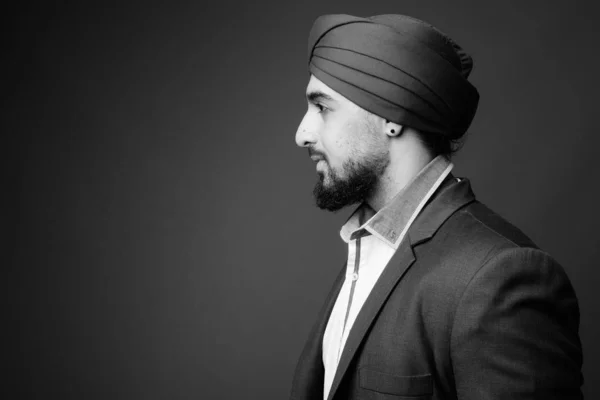 Studio Zdjęcie Młodego Brodatego Indyjskiego Biznesmena Sikh Turban Szarym Tle — Zdjęcie stockowe
