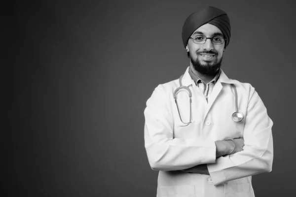 Estúdio Tiro Jovem Barbudo Indiano Sikh Homem Médico Contra Fundo — Fotografia de Stock