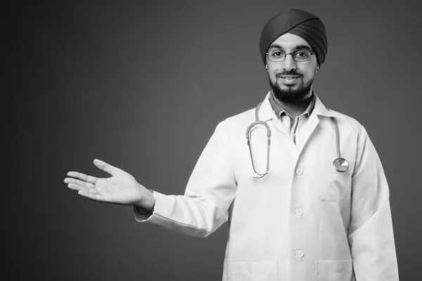 Estudio Joven Barbudo Indio Sikh Hombre Médico Sobre Fondo Gris — Foto de Stock