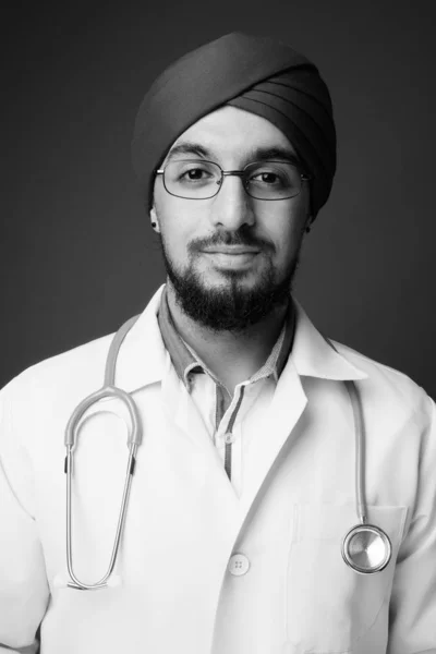 Зйомки Молодого Бородатого Індійського Сикхського Лікаря Проти Сірого Фону Чорно — стокове фото