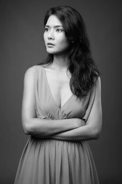 Estudio Disparo Hermosa Mujer Asiática Con Vestido Sobre Fondo Gris —  Fotos de Stock