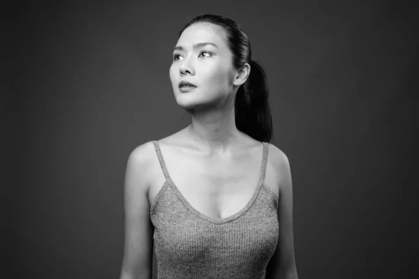 스튜디오에서는 흑백으로 바탕에 소매없는 아름다운 아시아인 여인의 사진을 찍었다 — 스톡 사진