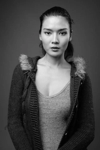 스튜디오에서 아름다운 아시아 여성의 코트를 흑백으로 배경에 — 스톡 사진
