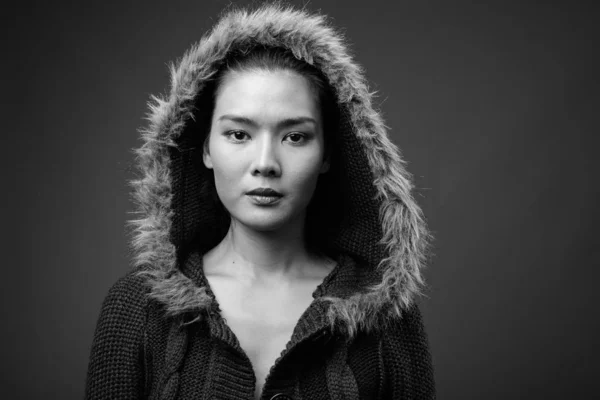Studioaufnahme Der Schönen Asiatin Wintermantel Vor Grauem Hintergrund Schwarz Weiß — Stockfoto