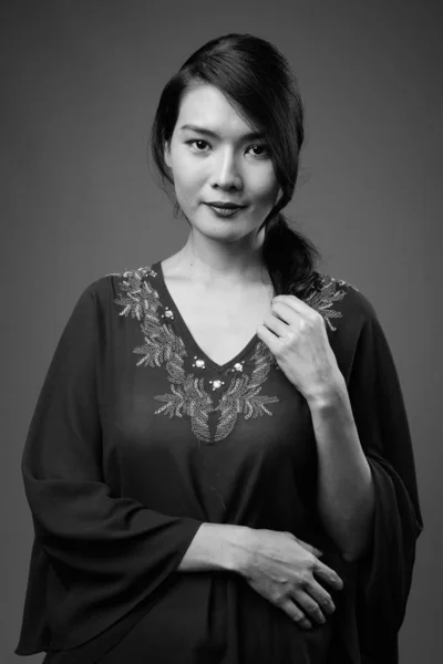 Estudio Hermosa Mujer Asiática Sobre Fondo Gris Blanco Negro —  Fotos de Stock