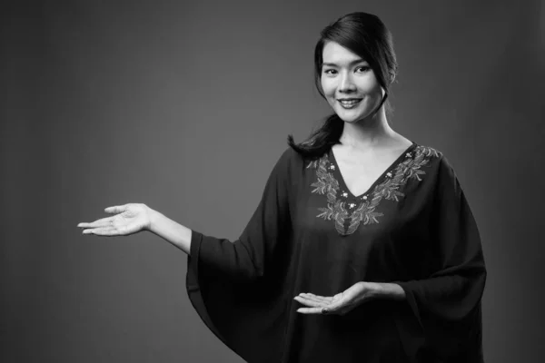 Güzel Asyalı Kadının Siyah Beyaz Gri Arka Plandaki Çekimlerine Karşı — Stok fotoğraf