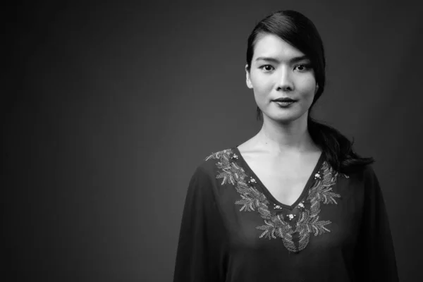Güzel Asyalı Kadının Siyah Beyaz Gri Arka Plandaki Çekimlerine Karşı — Stok fotoğraf